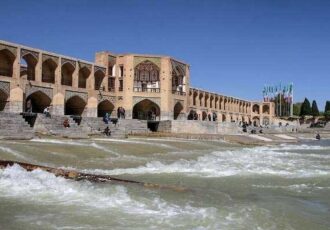 شادی جالب اصفهانی ها از جاری شدن آب در زاینده رود + ویدئو